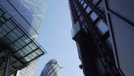 People-and-buildings-in-London's-Canary-Wharf-financial-district