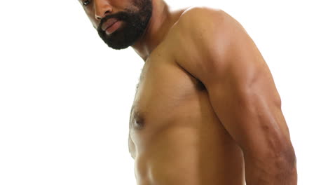 Afroamerikanischer-Athletischer-Mann-Mit-Starker-Passform,-Der-Sich-Vor-Einem-Weißen-Hintergrund-Beugt