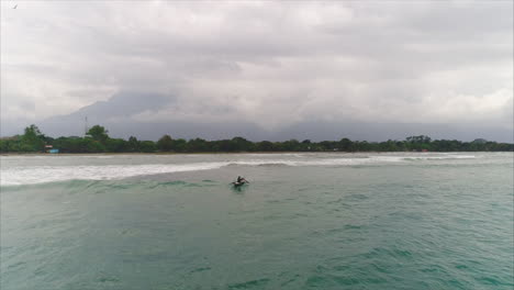 Antena:-Pescador-Hondureño-En-Cámara-Lenta-En-Canoa-Remando-Hacia-La-Playa---El-Porvenir,-Honduras-2