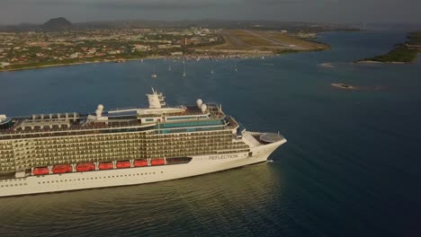 Luftnahansicht-Der-Seite-Auf-Dem-Kreuzfahrtschiff,-Das-Im-Wasser-4k-Segelt