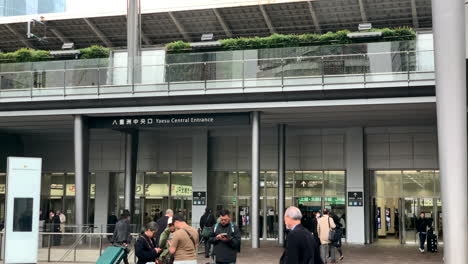Menschen-Betreten-Und-Verlassen-Den-Zentralen-Ein--Und-Ausgang-Des-Yaesu-Bahnhofs-In-Tokio