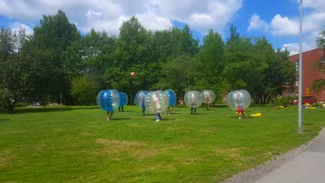 Leute-Spielen-Fußball-In-Einem-Großen-Blasenball