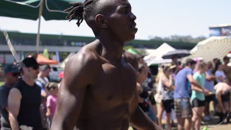 Un-Hombre-Atlético-Africano-Negro-Salta-La-Cuerda-Durante-Una-Competencia-De-Cross-Fit,-Salta-La-Cuerda,-Hace-Ejercicio-Cardiovascular-Y-Es-Popular-Entre-Los-Artistas-Marciales,-Boxeadores-Y-Cross-Fitters