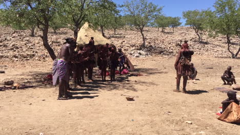 Una-Tribu-Himba-Participa-En-Danzas-Rituales-Al-Atardecer-En-Tierras-Tribales-Cerca-De-Rietfontein,-Namibia,-A-Fines-Del-Verano-Bajo-Cielos-Nublados