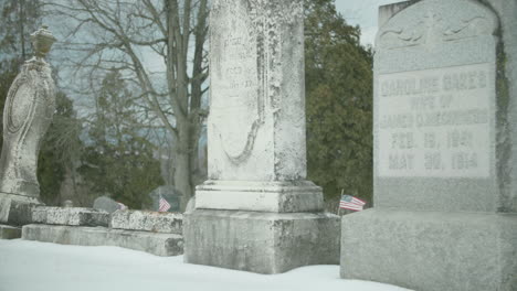 Viejas-Lápidas-Desgastadas-En-El-Cementerio-Cubierto-De-Nieve-Inclinadas-Hacia-Arriba