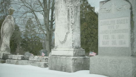 Alte-Abgenutzte-Grabsteine-Auf-Dem-Schneebedeckten-Friedhof-Kippen-Nach-Oben