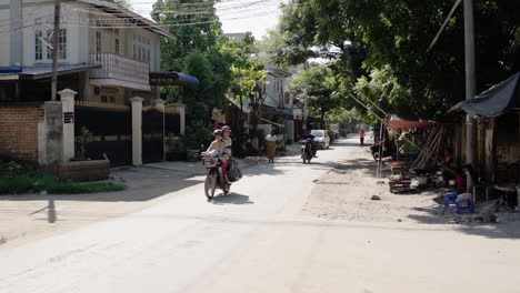 Kleine-Straße-In-Einer-Stadt-In-Der-Nähe-Von-Mandalay-In-Myanmar