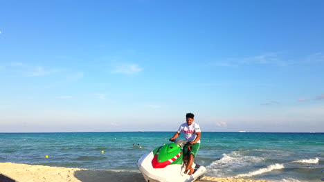 Hombre-Mexicano-Conduciendo-Un-Jetski-A-Toda-Velocidad-Desde-El-Agua-Hasta-La-Playa-De-Arena-En-México-Durante-El-Día