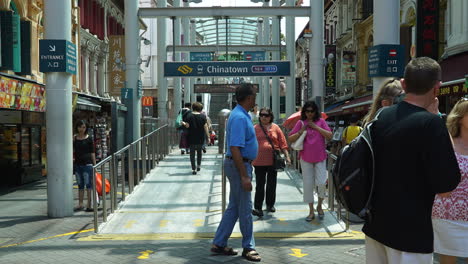 Singapur---Zeitraffer-Einer-Menschenmenge-Unter-Einer-Rolltreppe-In-Chinatown,-Singapur