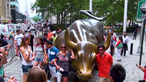 Known-as-a-symbol-of-capitalism-and-prosperity,-the-Charging-Bull-is-a-Wall-Street-icon-and-popular-tourist-attraction-located-in-downtown-Manhattan