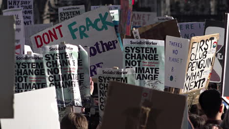 Reino-Unido-Febrero---Pancartas-Que-Dicen,-&quot;cambio-De-Sistema,-No-Cambio-Climático&quot;-Se-Mueven-En-Una-Protesta-Por-El-Cambio-Climático