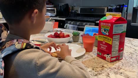 Niño-Desayunando-Por-La-Mañana-Con-Una-Taza-De-Leche-Orgánica-De-Horizonte-Para-Comenzar-Un-Ajetreado-Día-De-Escuela