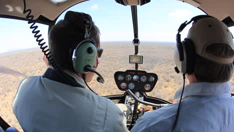 Eine-Gruppe-Von-Naturschützern-Fliegt-In-Einem-Robinson-44-über-Das-Madikwe-Private-Wildreservat-Auf-Der-Suche-Nach-Weißen-Und-Schwarzen-Nashörnern,-Um-Sich-Im-Schutzeinsatz-Zu-Versuchen