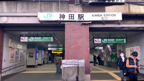 La-Fachada-De-La-Puerta-Norte-De-La-Estación-Kanda-Con-Entrada-Y-Salida-De-Personas.