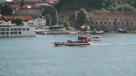 Typisches-Douro-flussboot,-Das-Touristen-Entlang-Der-Stadt-Porto,-Portugal,-Transportiert