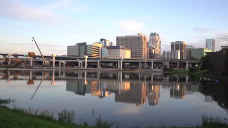 Blick-Auf-Die-Stadt-Orlando-Am-Morgen-Und-Während-Der-Hauptverkehrszeit