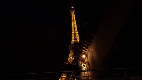 Blick-Auf-Den-Beleuchteten-Eiffelturm-Bei-Nacht-Vom-Boot-Aus,-Das-Die-Jenaer-Brücke-In-Paris-überquert