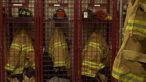Feuerwehrmäntel-Und--helme-Hängen-In-Schließfächern-Einer-Feuerwache