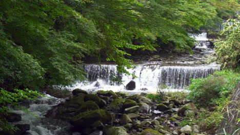 Kaskadierende-Wasserfälle-Entlang-Des-Fujiki-Flusses-In-Der-Präfektur-Kanagawa-Südlich-Von-Tokio,-Japan
