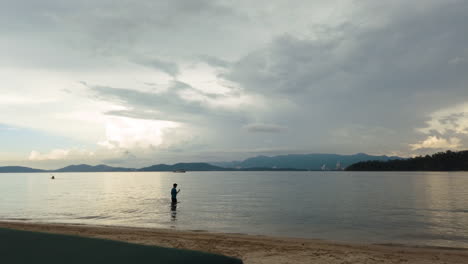 Zeitraffer-Am-Strand-Von-Borneo-Mit-Menschen,-Die-Den-Ozean-Genießen