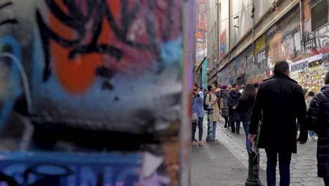 Touristen,-Die-Graffiti-kunstwerke-In-Der-Strumpfhose-Melbourne-Cbd-Besuchen