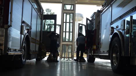 Los-Bomberos-Se-Ponen-Sus-Abrigos-Protectores,-Equipo,-Botas-Y-Cascos-Para-Prepararse-Para-Responder-A-Una-Emergencia-Y-Combatir-Un-Incendio