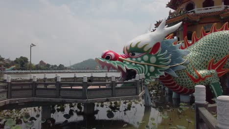 Visitantes-Caminando-Hacia-Las-Pagodas-Del-Dragón-Y-El-Tigre-En-Kaohsiung,-Taiwán