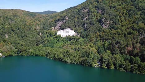 Blick-Auf-Die-Seen-Von-Monticchio-Von-Einer-Drohne-Aus