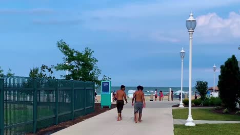 Rückansicht-Von-Drei-Asiatisch-indischen-Jungen-Erwachsenen-Teenager-Jungen-Männer-Freunden,-Die-Sich-Unterhalten,-Genießen-Und-In-Richtung-Des-Strandes-Von-Cedar-Point-Gehen