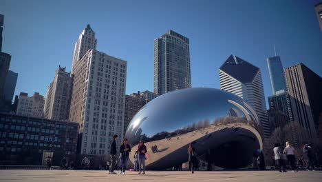 People-visiting-the-Bean-in-Chicago-downtown