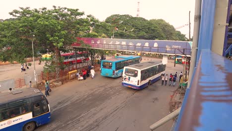 Vista-Aérea-De-La-Estación-De-Autobuses-Públicos-Urbanos,-Autobuses-Saliendo-De-La-Estación-De-Autobuses-En-La-Majestuosa-Estación-De-Autobuses-De-Bengaluru,-India