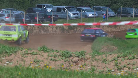 Autocross-autos-Treten-An-Sonnigen-Sommertagen-Im-Amateur-rennen-Auf-Der-Unbefestigten-Strecke-An,-Flache-Kurvenfahrt,-Mittlerer-Schuss-Aus-Der-Ferne