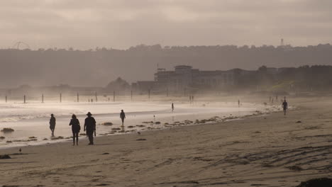 Menschen-Gehen-In-Der-Brandung-Auf-Coronado,-Kalifornien,-Strand-Bei-Sonnenuntergang