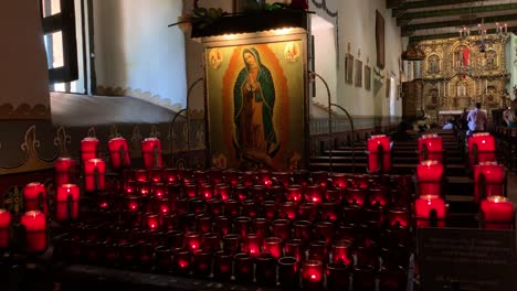 Velas-De-Oración-Que-Parpadean-En-La-Capilla-De-San-Juan-Tenuemente-Iluminada