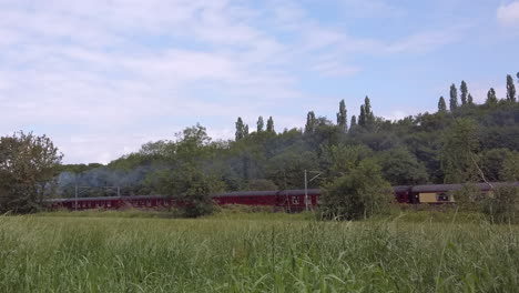 Schmale-Aufnahme-Des-Dampfzuges-Flying-Scotsman-60103,-Der-An-Einem-Sommertag-Am-Ländlichen-Stadtrand-Von-Leeds-Vorbeifährt