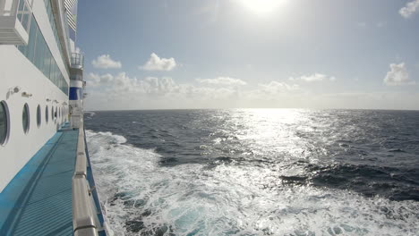 La-Estela-Del-Costado-Del-Ferry-Durante-Una-Agradable-Y-Tranquila-Travesía.