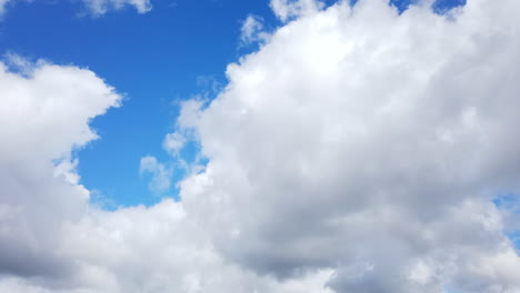 Primer-Plano-De-La-Media-Luna-Real-En-Bath,-Somerset-Panorámica-Hacia-El-Cielo-Azul-Con-Nubes-Blancas-En-Un-Día-De-Verano