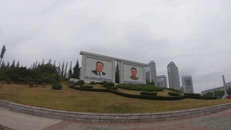 Weitwinkelschwenk-Auf-Ein-Riesiges-Wandbild-Von-Kim-Il-Sung-Und-Kim-Jong-Il