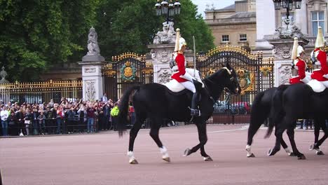 Britische-Königliche-Wachen-Führen-Die-Wachablösung-Im-Buckingham-Palace-Durch