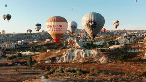 Temprano-En-La-Mañana,-Paseos-En-Globo-Sobre-El-Paisaje-Prehistórico-De-Goreme,-Capadocia,-Turquía.