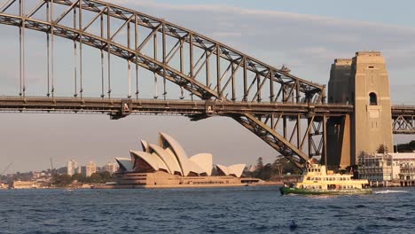 Vista-Del-Puente-Del-Puerto-De-Sydney-Y-La-Casa-De-La-ópera-De-Sydney-En-Perfecta-Luz-De-La-Tarde-Con-Tráfico-De-Botes-En-El-Agua