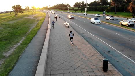 Longboard-Skate-Drone-Luftaufnahmen-Boulevard-Punta-Carretas-Montevideo-Uruguay