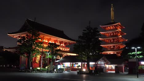 Beleuchteter-Asakusa-shinto-schreintempel-Senso-ji-In-Der-Nacht,-Eine-Berühmte-Touristenattraktion-In-Japan,-Tokio