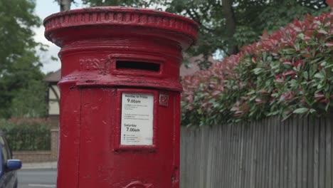 Un-Primer-Plano-Alineado-A-La-Izquierda-De-Un-Buzón-De-Correo-Real-Rojo-En-Una-Calle-Residencial-En-El-Suroeste-De-Londres