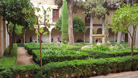 Tourists-visit-at-Patio-de-Lindaraja-in-Alhambra,-Granada,-Spain