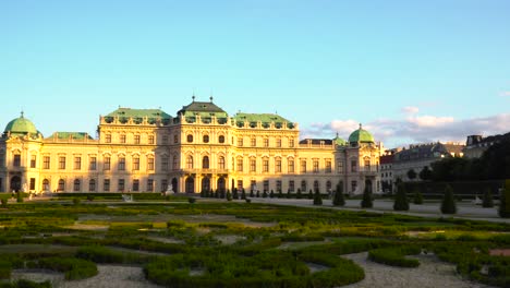 Panorámica-Rápida-Sobre-El-Frente-Sur-Del-Belvedere-Y-El-Jardín-Durante-La-Puesta-De-Sol