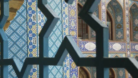 Details-Der-Mosaiken-Auf-Imamzadeh-Saleh-Moschee-In-Teheran,-Iran