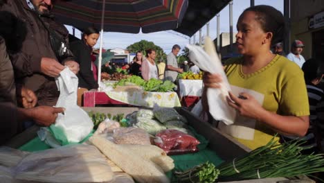 Las-Frutas-Y-Verduras-Se-Recogen-En-Un-Mercado-Callejero-En-Brasil-Un-Domingo-Por-La-Mañana