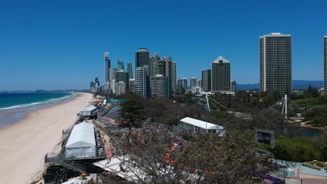 Luftaufnahme-Der-Gold-Coast-600-Supercars-Championships,-Die-Den-Stadtkurs-In-Der-Nähe-Des-Strandes-Und-Der-Hauptstraße-Zeigt