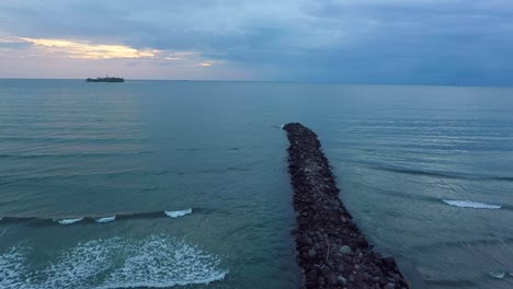 Observar-Desde-Un-Dorne-Como-Las-Olas-Rompen-En-El-Espigón-De-Forma-Suave,-Nos-Da-Paz-Y-Tranquilidad